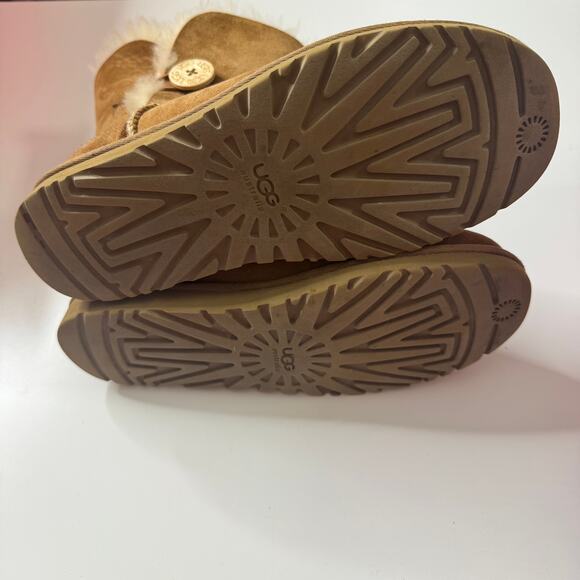 UGG AUSTRALIA Classic Bailey Button Boots Tan Brown 8 - Picture 7 of 9